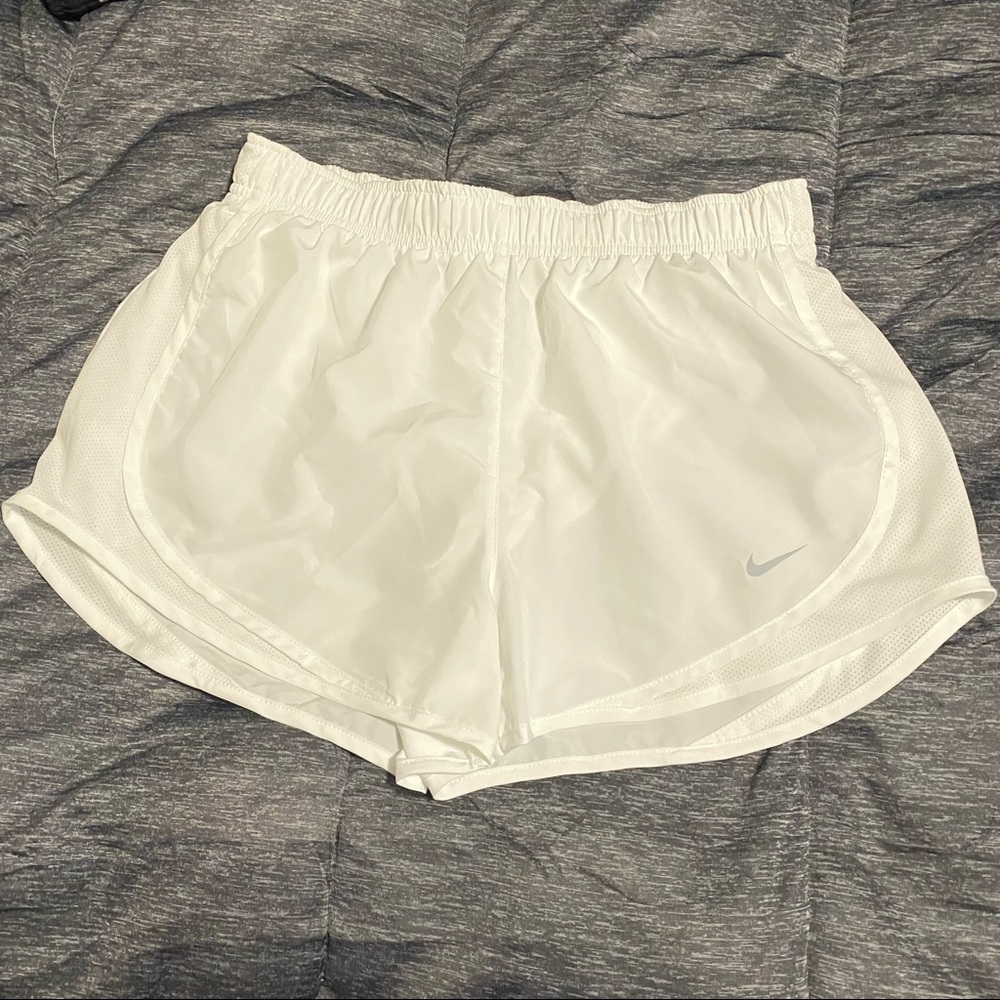 NWOT Women’s White Nike DRI-FIT Shorts - Picture 1 of 3